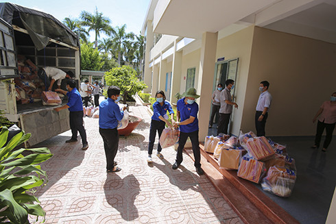 Lực lượng thanh niên huyện Diên Khánh tham gia chuyển các phần quà đến đại diện các xã.