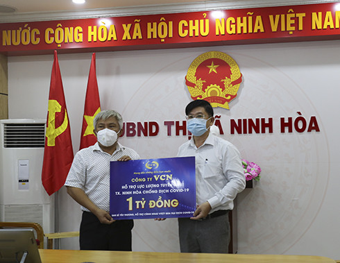 Được sự ủy quyền của Công ty Cổ phần Đầu tư VCN, lãnh đạo Báo Khánh Hòa trao tặng biểu trưng 1 tỷ đổng cho thị xã Ninh Hòa ủng hộ tuyến đầu phòng, chống dịch. 