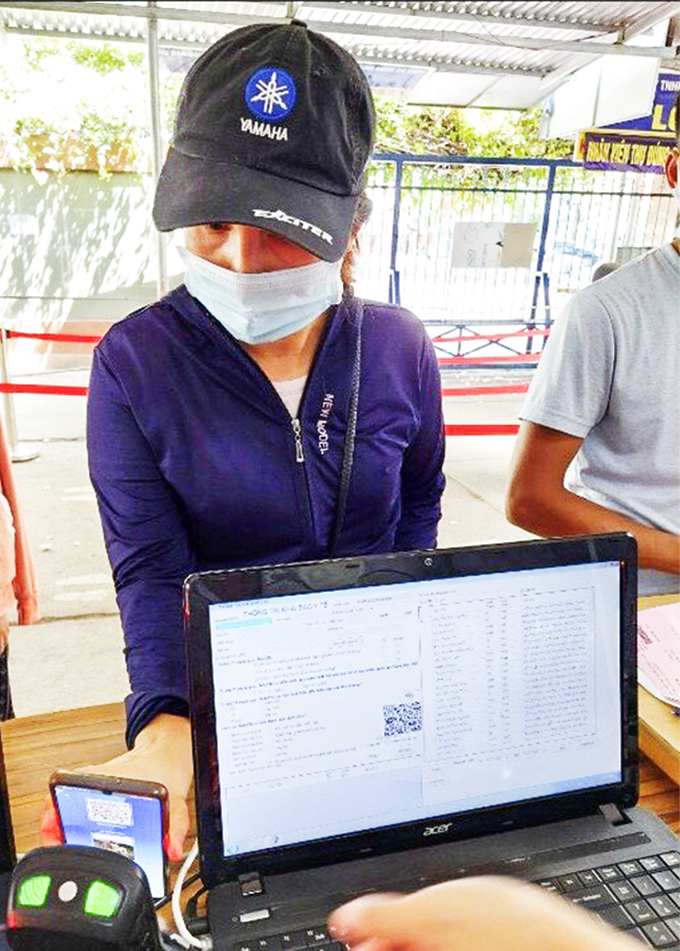 Người dân sử dụng hình ảnh thẻ bảo hiểm y tế trên ứng dụng VssID  để khám, chữa bệnh tại Bệnh viện Đa khoa tỉnh.