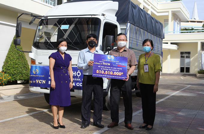 Đại diện Công ty Cổ phần Đầu tư VCN và Báo Khánh Hòa trao quà hỗ trợ hộ dân 16 xã, phường cho đại diện UBND TP. Nha Trang.