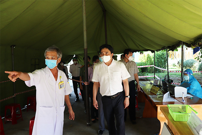 Đồng chí Nguyễn Khắc Toàn kiểm tra công tác phòng, chống dịch bệnh  tại Bệnh viện Đa khoa khu vực Cam Ranh.  