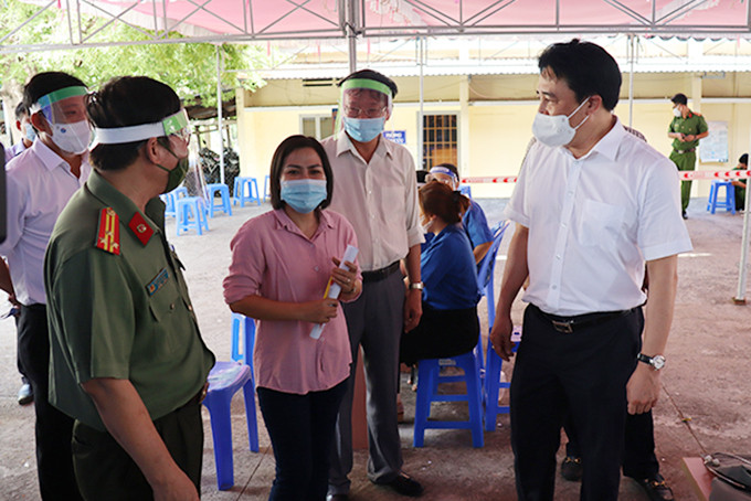 Ông Nguyễn Khắc Toàn kiểm tra tại Trung tâm Y tế TP. Cam Ranh