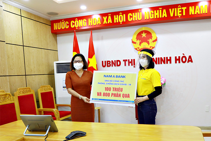 Đại diện lãnh đạo Nam A Bank trao quà cho lãnh đạo UBND thị xã Ninh Hòa