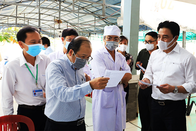 Ông Nguyễn Khắc Toàn kiểm tra tại Trung tâm Y tế huyện Diên Khánh.