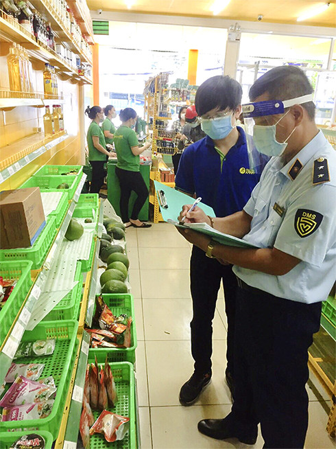  ...Lực lượng quản lý thị trường nắm tình hình hàng hóa, giá cả tại một cửa hàng Bách hóa Xanh trên địa bàn Nha Trang.