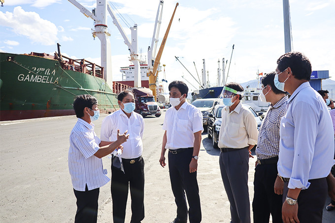   Ông Nguyễn Khắc Toàn kiểm tra công tác phòng, chống dịch bệnh tại cảng Cam Ranh.