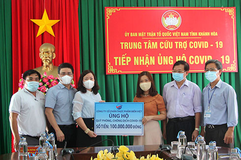  Đại diện Công ty Cổ phần Thực phẩm Biển Việt trao ủng hộ cho trung tâm.