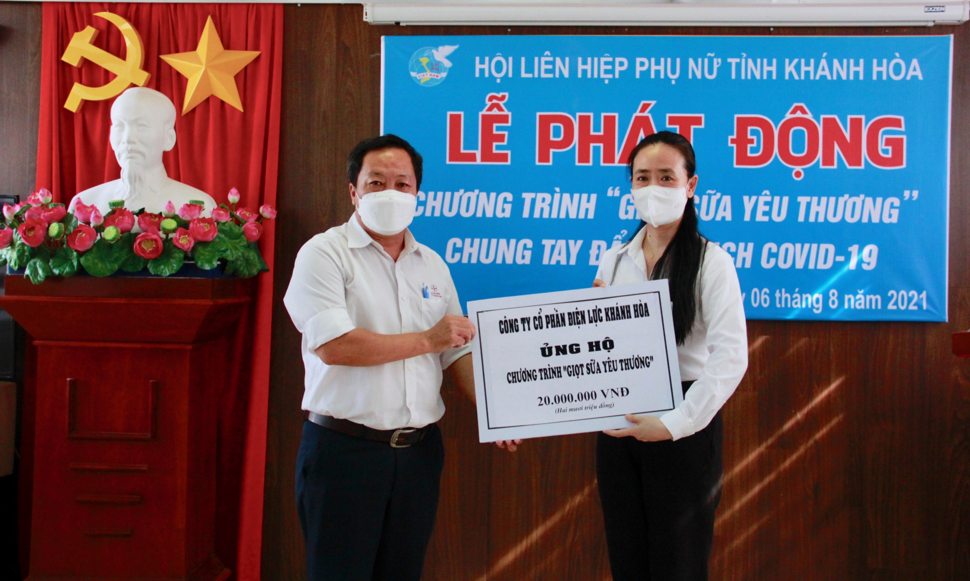 Đại diện Công ty Cổ phần Điện lực Khánh Hòa (bên trái) trao ủng hộ cho chương trình “Giọt sữa yêu thương”.