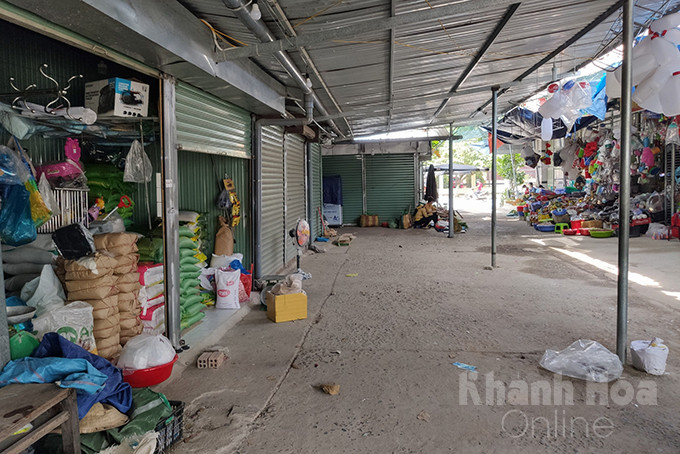 Trong chợ thị trấn Khánh Vĩnh, nhiều quầy hàng đã tạm đóng cửa nghỉ để phòng, chống dịch