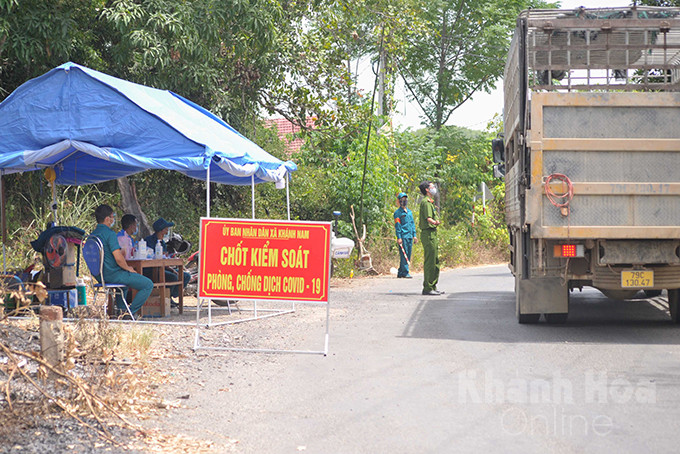 Chốt kiểm soát liên ngành phòng, chống dịch của xã Khánh Nam kiểm tra các phương tiện lưu thông hướng từ thị trấn Khánh Vĩnh đến xã Khánh Nam