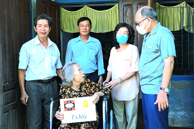 Thăm, tặng quà cho nạn nhân chất độc da cam/dioxin tại TP. Cam Ranh.