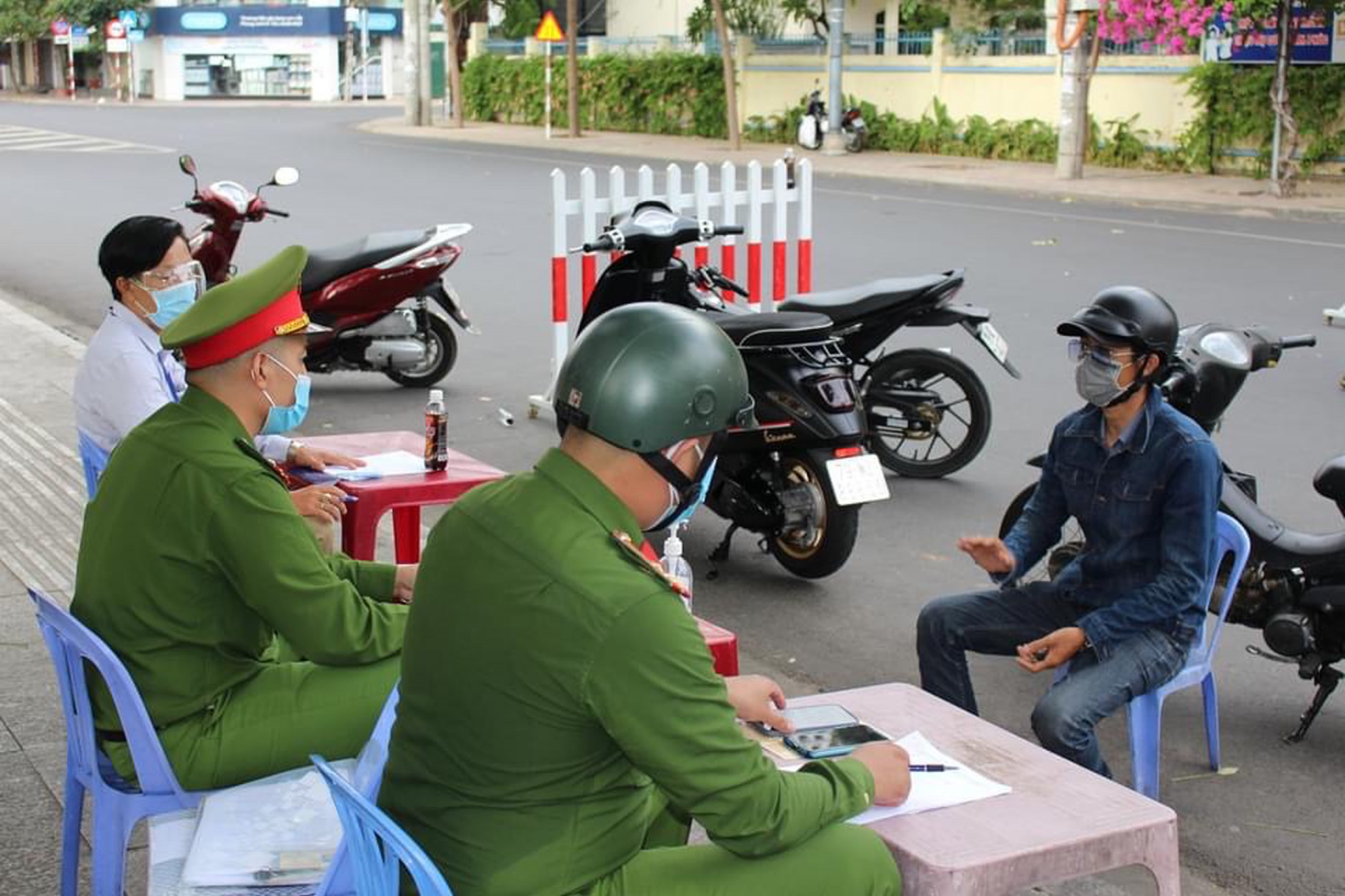 Công an TP. Nha Trang kiểm tra người ra đường trong thời gian giãn cách xã hội theo Chỉ thị 16, ảnh Lê Bá Khánh