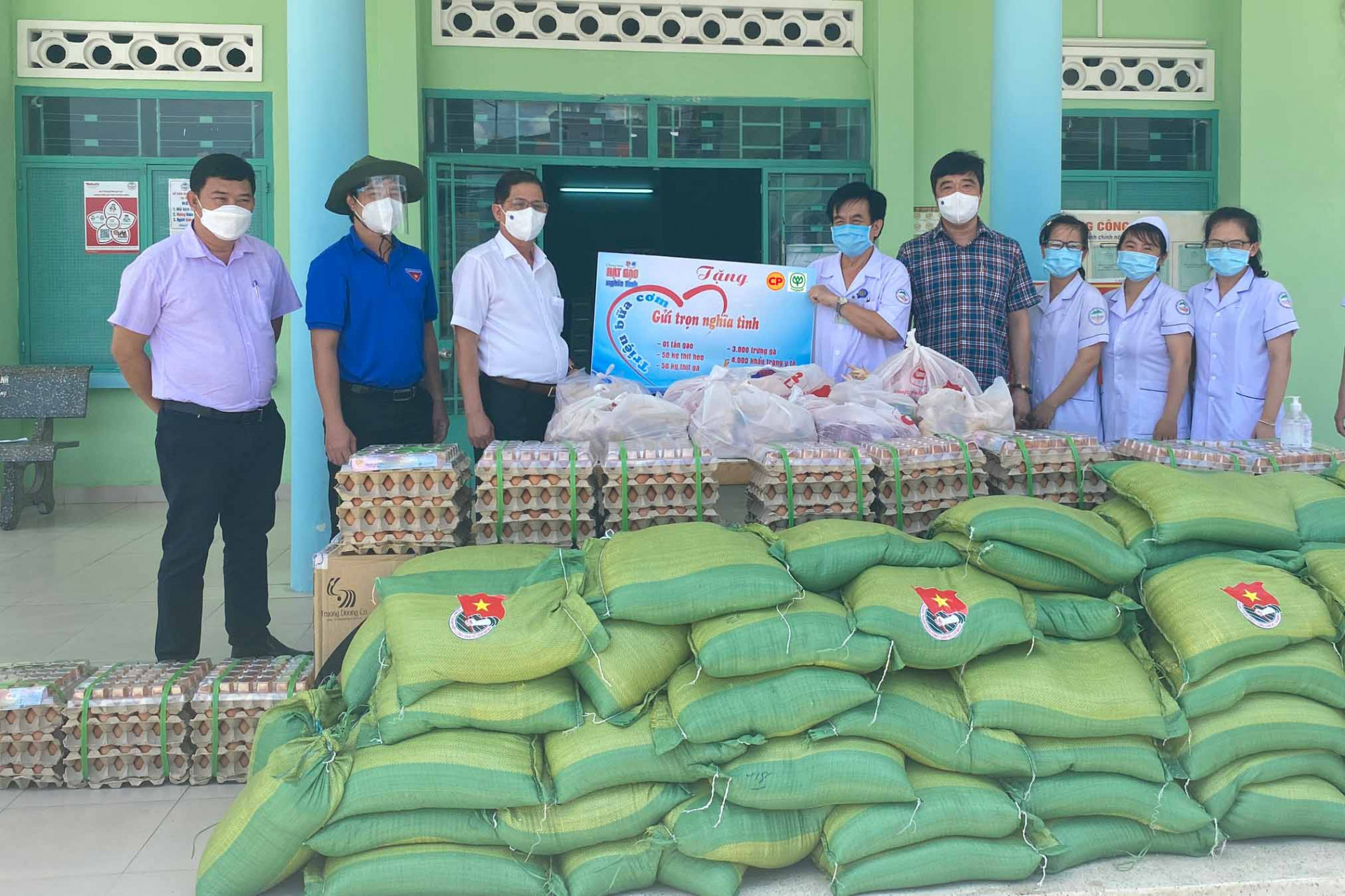 Đồng chí Nguyễn Tấn Tuân trao hỗ trợ cho đại diện Bệnh viện Bệnh nhiệt đới Khánh Hòa