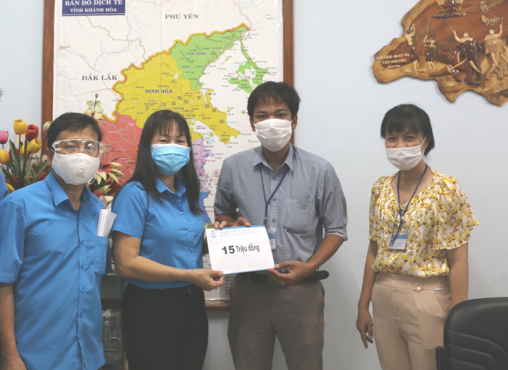 Đại diện Liên đoàn Lao động tỉnh Khánh Hòa trao hỗ trợ cho Trung tâm Kiểm soát bệnh tật tỉnh Khánh Hòa.