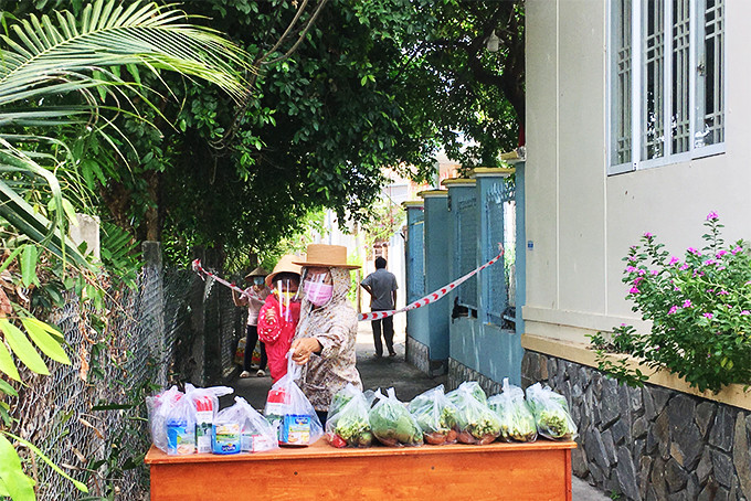 Người dân tổ 5, phường Ngọc Hiệp, TP. Nha Trang nhận sữa. 