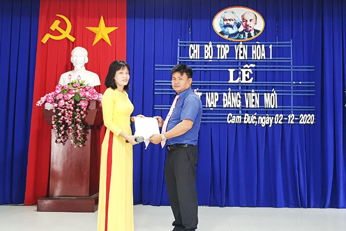 Lễ kết nạp đảng viên mới ở Chi bộ tổ dân phố Yên Hòa 1, thị trấn Cam Đức, huyện Cam Lâm (năm 2020). Ảnh: Lê Huế