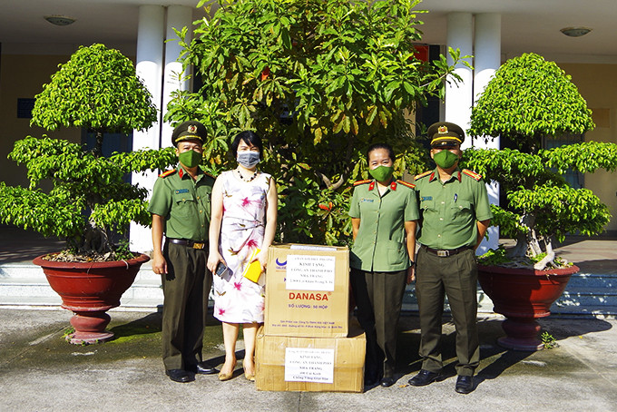 Đại diện lãnh đạo Phòng PX03 và Đoàn Thanh niên Công an tỉnh trao khẩu trang và kính chống giọt bắn cho Công an TP. Nha Trang.