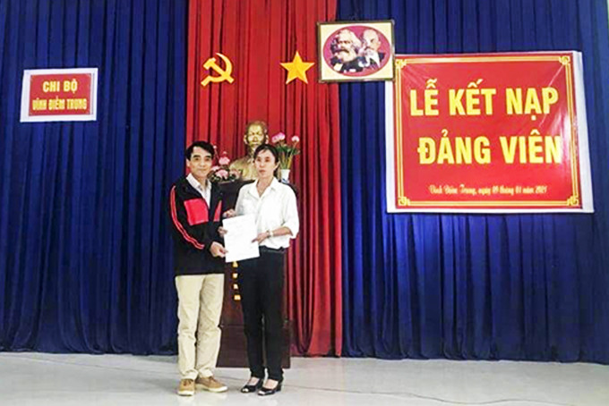 Lễ kết nạp đảng viên mới ở Chi bộ thôn Vĩnh Điềm Trung, xã Vĩnh Hiệp, TP. Nha Trang (tháng 1-2021). 