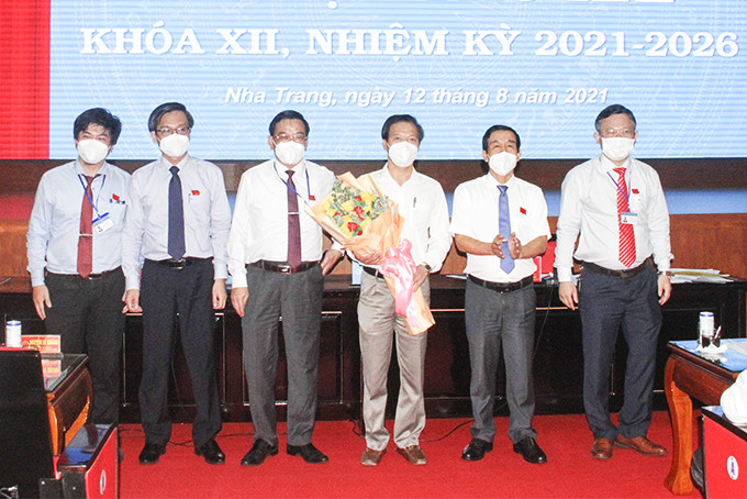 Lãnh đạo HĐND và UBND thành phố Nha Trang chúc mừng ông Phan Thanh Liêm.
