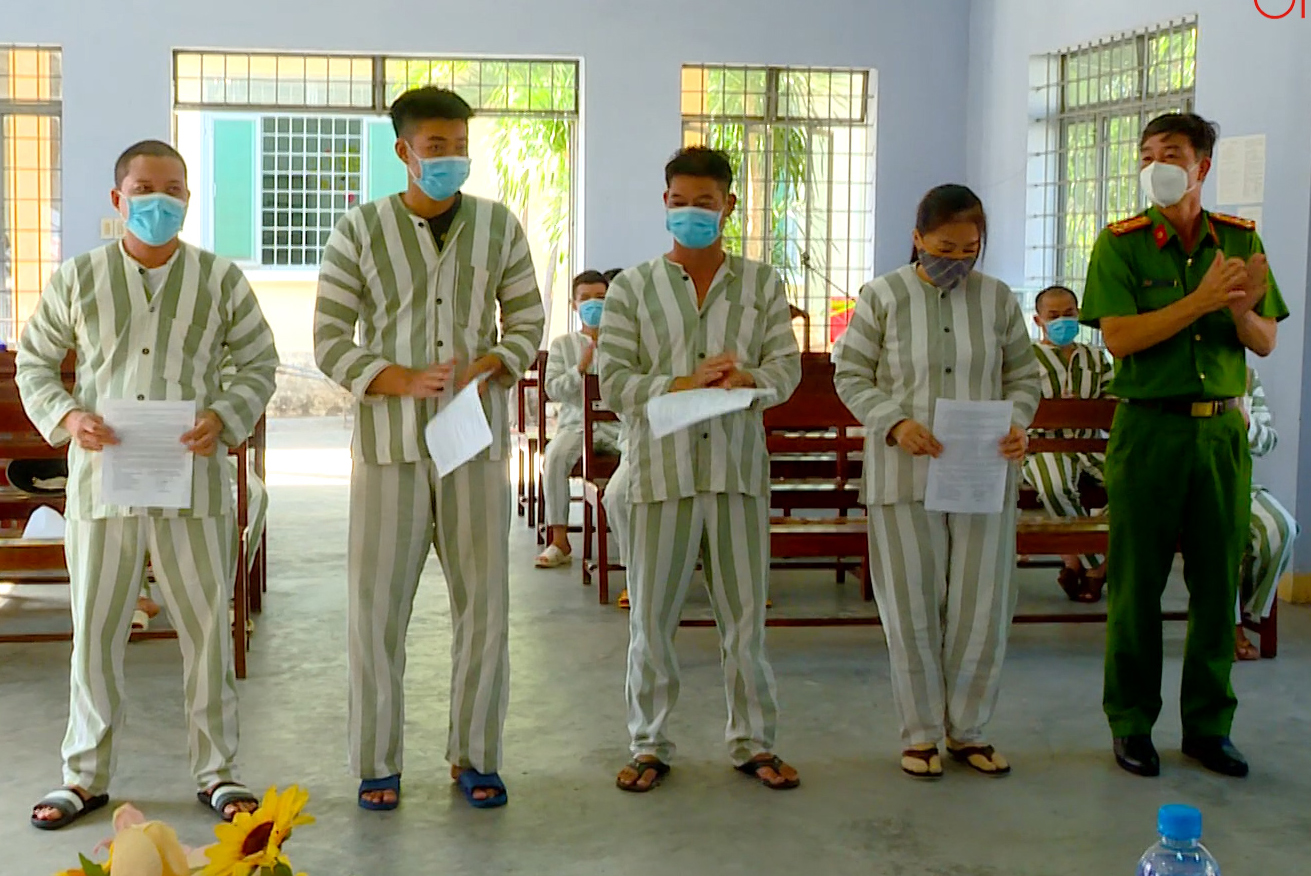VIDEO: Công bố quyết định tha tù trước thời hạn cho 4 phạm nhân