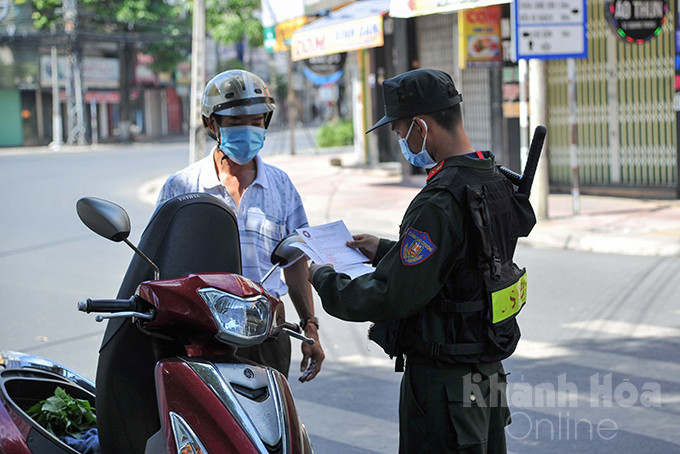 Kiểm soát người lưu thông trên đường Quang Trung