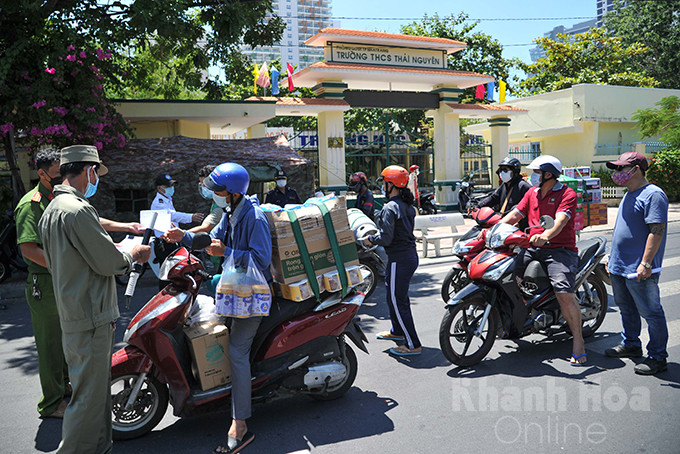 Tại chốt kiểm soát của phường Lộc Thọ tại khu vực Trường THCS Thái Nguyên, lượng phương tiện qua đây khá đông khiến lực lượng chức năng vất vả kiểm soát