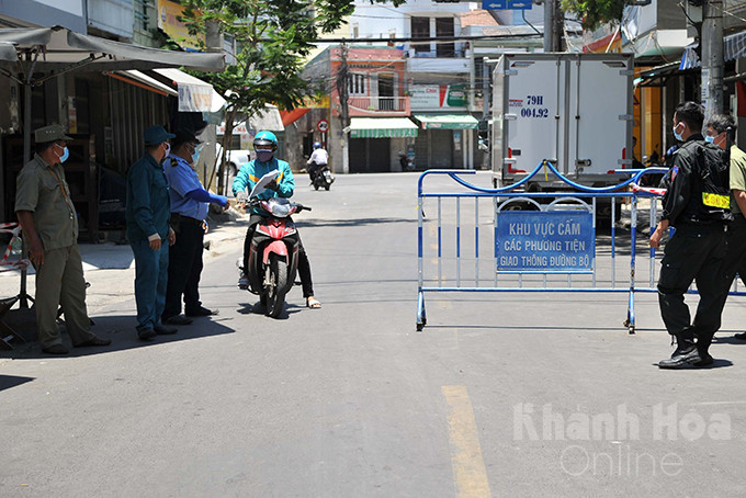Chốt kiểm soát của phường Ngọc Hiệp đặt trên đường Lương Định Của luôn có mặt lực lượng chức năng để kiểm soát người ra, vào địa bàn phường