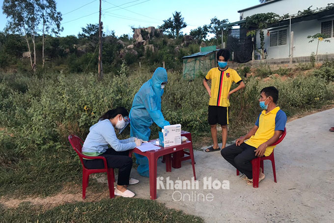 Lấy mẫu tầm soát cộng đồng tại phường Cam Lộc (TP. Cam Ranh)