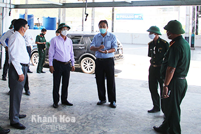 Chủ tịch UBND tỉnh Nguyễn Tấn Tuân nghe đại diện đơn vị quản lý cảng Hòn Rớ báo cáo phương án phòng chống dịch Covid-19 khi cảng hoạt động trở lại.