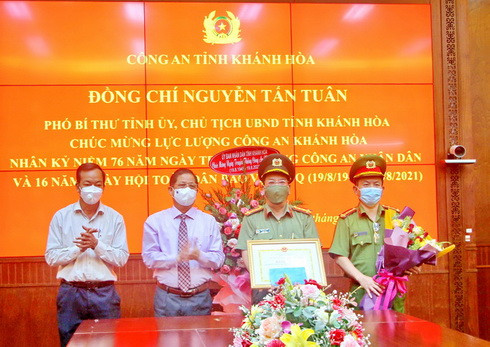Chủ tịch UBND tỉnh Nguyễn Tấn Tuân (thứ 2 từ trái sang) tặng bằng khen cho cán bộ, chiến sĩ Công an tỉnh.