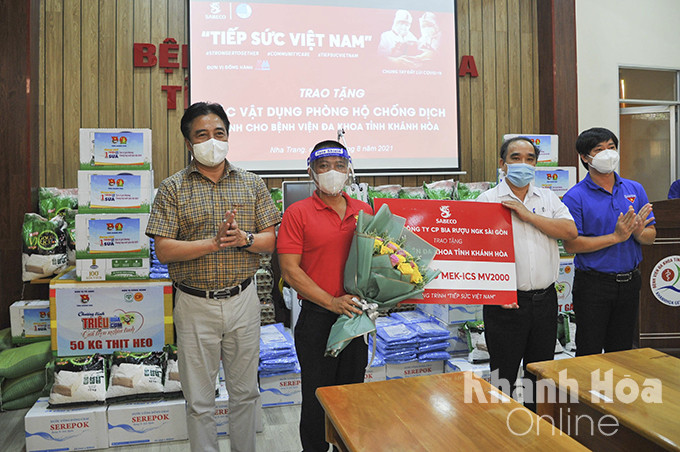 Ông Nguyễn Khắc Toàn (bìa trái) cùng các đơn vị trao biểu trưng hỗ trợ máy thở cho Bệnh viện Đa khoa tỉnh.