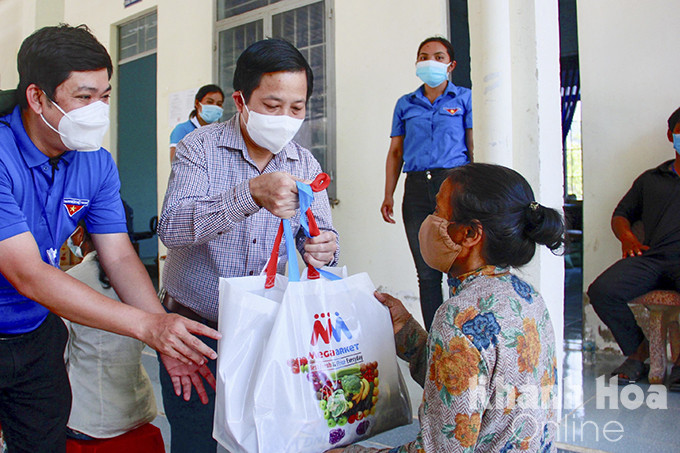 Ông Hà Quốc Trị trao quà cho người dân khó khăn huyện Cam Lâm.