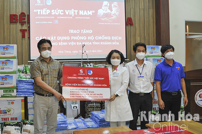 Ông Nguyễn Khắc Toàn trao biểu trưng hỗ trợ các vật phẩm y tế cho Bệnh viện Đa khoa tỉnh.