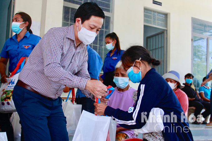 Ông Hà Quốc Trị trao nhu yếu phẩm hỗ trợ người dân khó khăn xã Sơn Tân (huyện Cam Lâm)