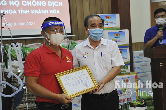 Lãnh đạo Bệnh viên Đa khoa tỉnh bày tỏ lòng tri ân với Công ty Cổ phần Bia - Rượu - Nước giải khát Sài Gòn, đơn vị tài trợ các vật phẩm y tế cho bệnh viện.