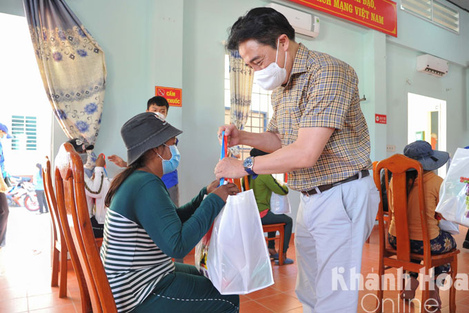 Tại huyện Diên Khánh, ông Nguyễn Khắc Toàn đi trao hỗ trợ nhu yếu phẩm cho người dân xã Diên Tân...