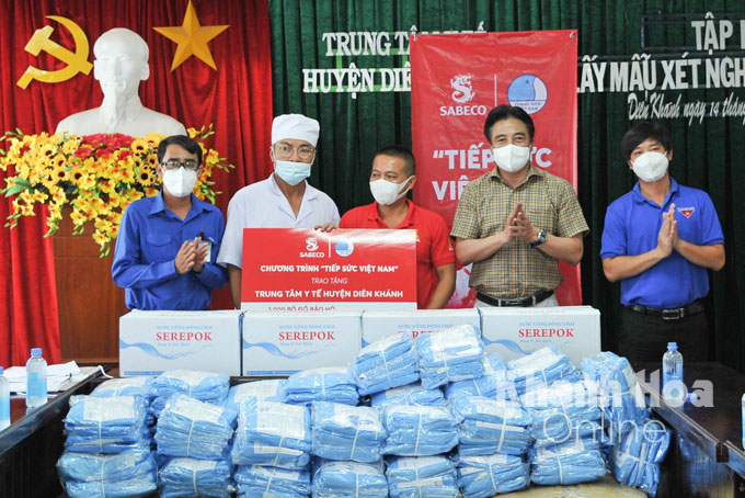Tại Trung tâm Y tế huyện Diên Khánh, ông Nguyễn Khắc Toàn trao hỗ trợ cho đơn vị 3.000 khẩu trang y tế N95, 3.000 bộ đồ bảo hộ, 1.500 chai nước rửa tay sát khuẩn, 1.000 thùng nước uống đóng chai.