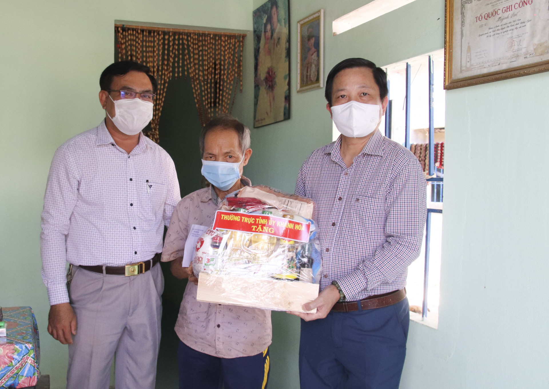  Đồng chí Hà Quốc Trị tặng quà cho gia đình chính sách ở xã Cam Tân.
