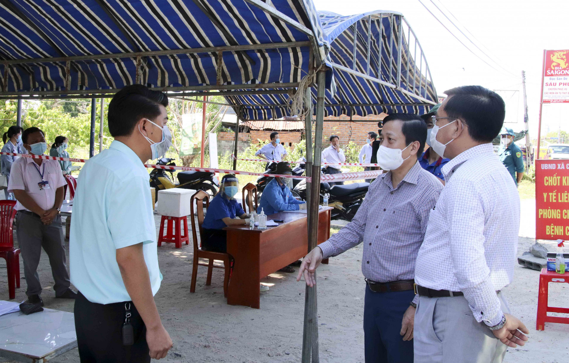 Kiểm tra chốt kiểm soát dịch bệnh xã Cam Hải Tây