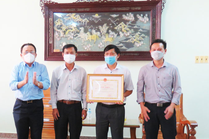 Ông Lê Hữu Hoàng (bìa trái) trao bằng khen cho cán bộ và nhân dân huyện Vạn Ninh.