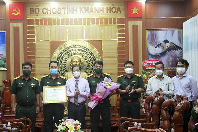 Ông Nguyễn Tấn Tuân trao tặng bằng khen cho Bộ Chỉ huy Quân sự tỉnh.