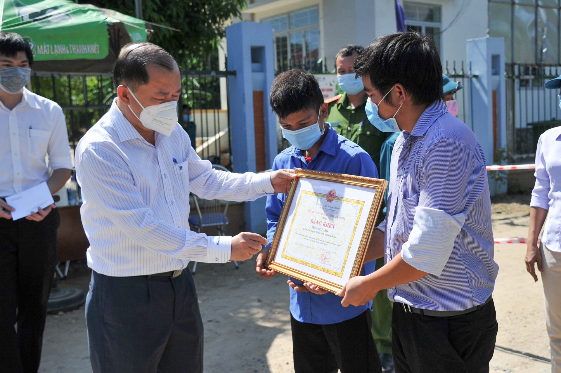 Trao bằng khen của UBND tỉnh cho lực lượng bảo vệ “Vùng xanh” thôn Bố Lang, xã Sơn Thái