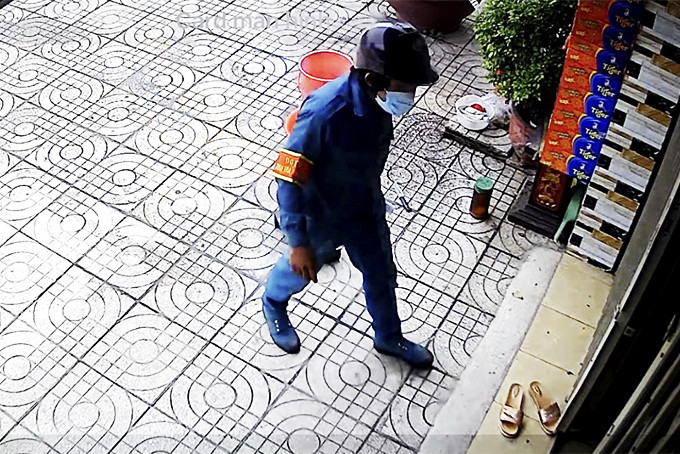 Đối tượng giả danh dân quân và có hành vi trộm cắp tài sản ở phường Phước Long  bị camera an ninh của một hộ dân ghi lại.  