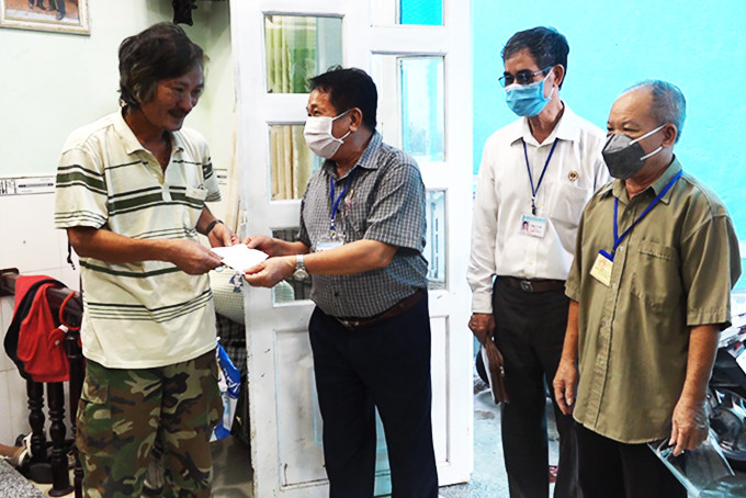 rao quà  hỗ trợ  cho hội viên cựu chiến binh có hoàn cảnh khó khăn  tại phường Vĩnh Phước.
