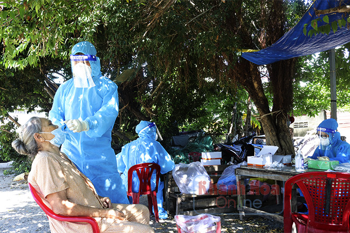 Cán bộ y tế Trung tâm Y tế thị xã Ninh Hòa hỗ trợ test nhanh Covid-19 tại khu dân cư phường Vĩnh Trường.