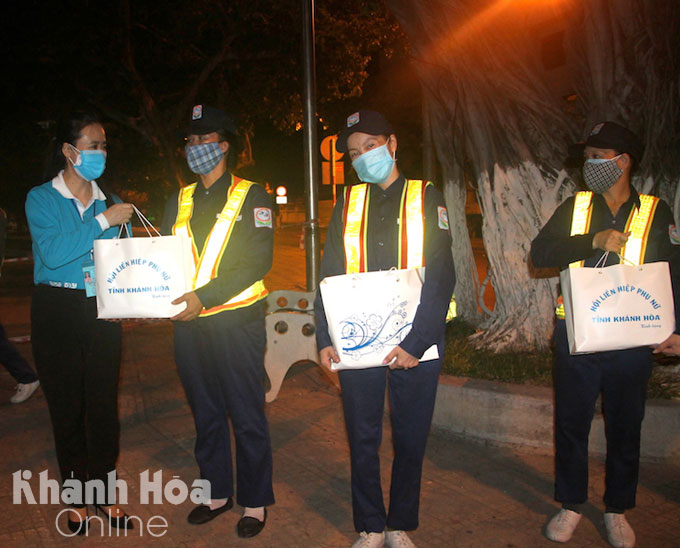 Hội Liên hiệp Phụ nữ tỉnh trao động viên cho các chị em công nhân Công ty Cổ phần Môi trường Đô thị Nha Trang.