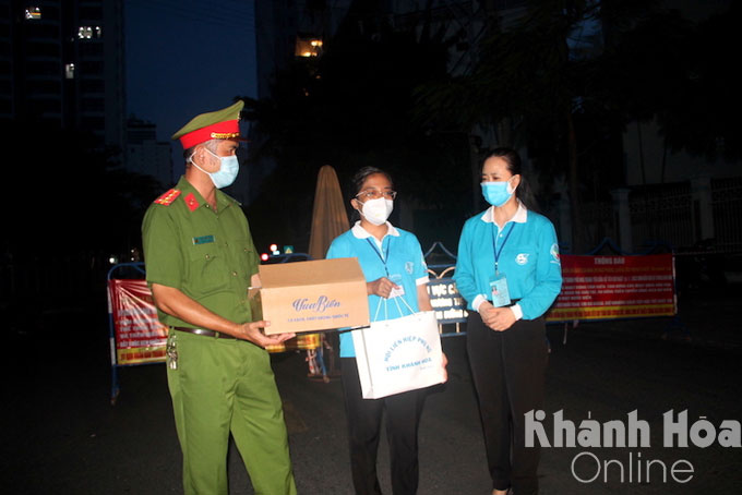 Hội Liên hiệp Phụ nữ tỉnh trao quà cho lực lượng gác đêm tại chốt kiểm trang đường Tô Hiến Thành, TP.Nha Trang.