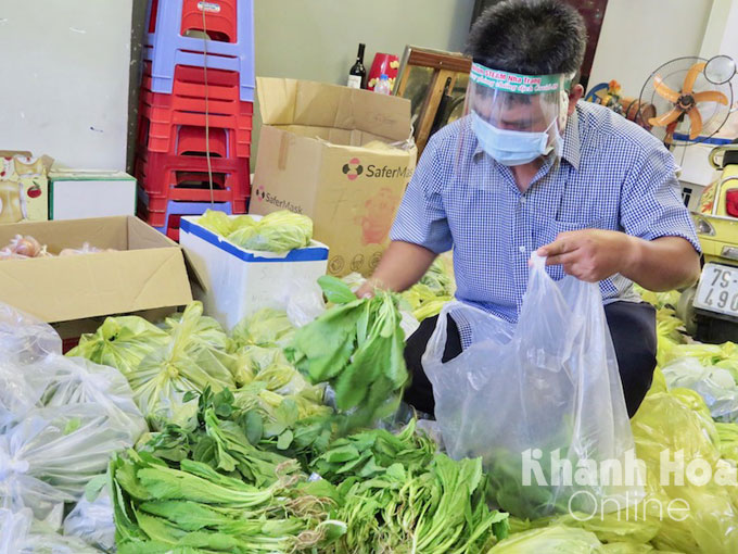 Bên cạnh các hoạt động hỗ trợ của tỉnh, nhiều nhóm thiện nguyện đã phối hợp với địa phương tổ chức phân loại rau để gửi đến người dân nghèo.