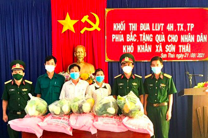 Đoàn công tác bàn giao các mặt hàng thiết yếu cho UBND xã Sơn Thái.