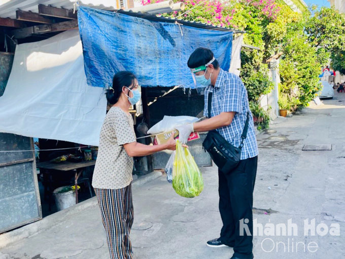 Nhóm Steam Nha Trang trao quà cho hộ dân khó khăn phường Phước Tân. 